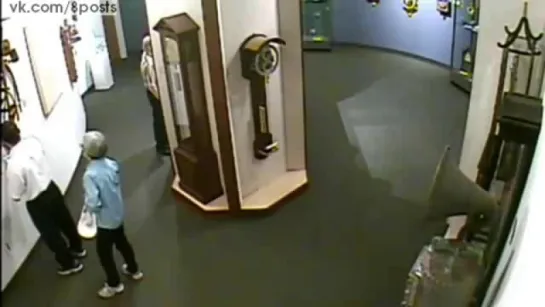 Китайцы-посетители музея часов сломали экспонат / National Watch and Clock Museum - Man touches Clock who falls and smashes