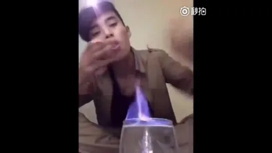 Китаец поджёг коктейль и пролил его на себя / Boy sets his balls on fire