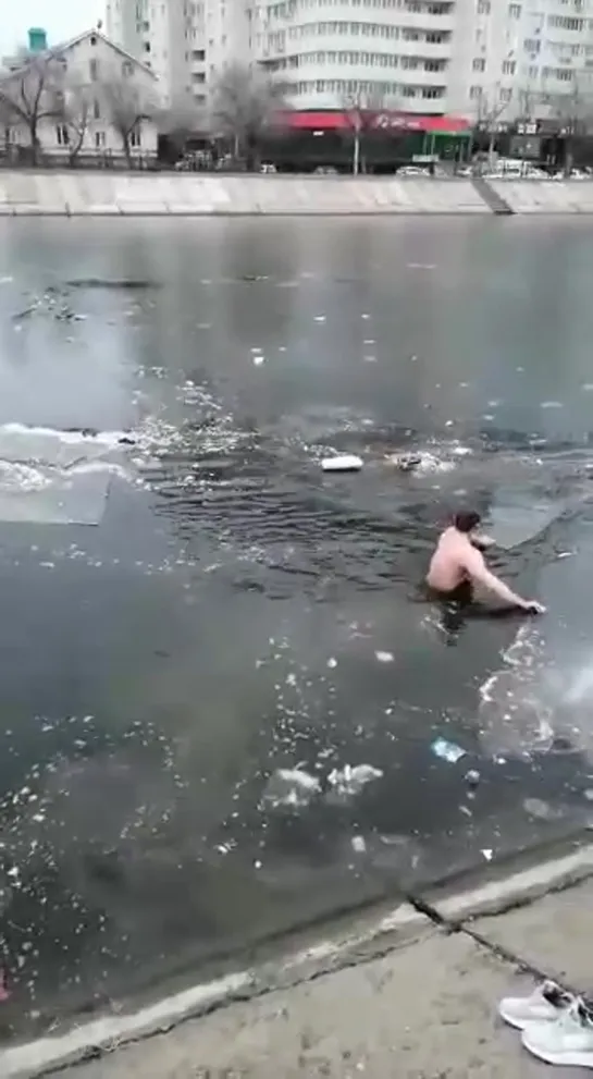 Астраханец залез в ледяную воду, чтобы спасти тонущую собаку [NR]