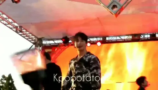 [VK][181130] MONSTA X fancam - Trespass @ Jingle Ball Village in Los Angeles