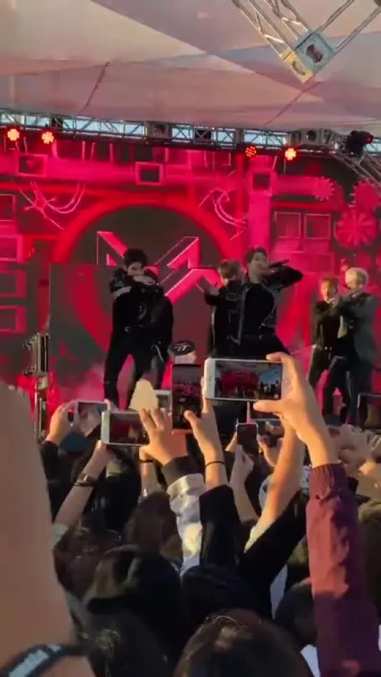 [VK][181130] MONSTA X fancam - SHOOT OUT @ Jingle Ball Village in Los Angeles