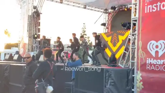 [VK][181130] MONSTA X fancam - Be Quiet @ Jingle Ball Village in Los Angeles