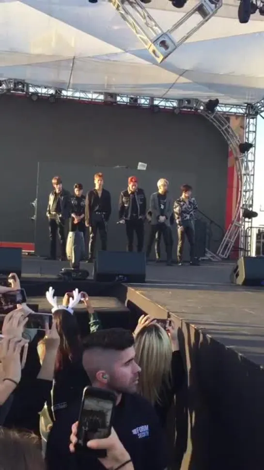 [VK][181130] MONSTA X fancam - Intro @ Jingle Ball Village in Los Angeles