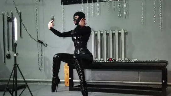 Rubber Dru is Making Selfie