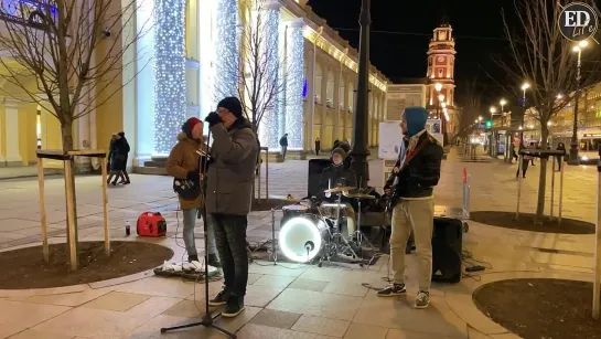 ✩ Девушки из Питера показали, как надо танцевать под песню Видели ночь группы Кино в исполнении уличных музыкантов