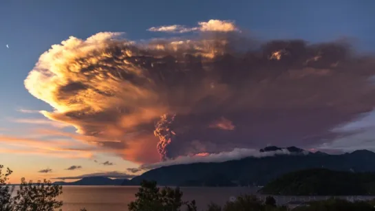 Timelapse: извержение вулкана Кальбуко в Чили