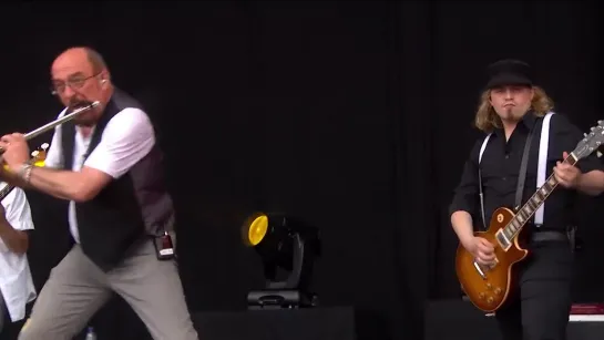 Jethro Tulls Ian Anderson - Locomotive Breath - Isle of Wight Festival 2015