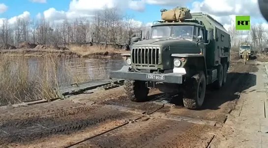 Как подразделения российских военных в ходе спецоперации на Украине преодолевают водную преграду