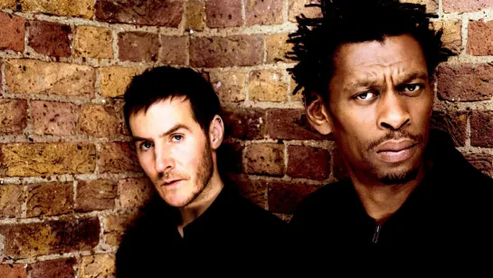 Massive Attack - Invade me (Live)