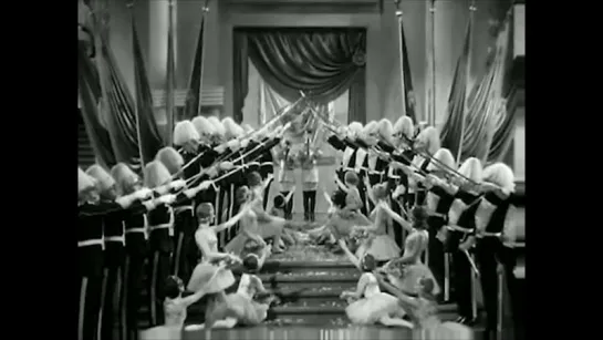 100 Years of Cinema - 1933 - Duck soup. How satire works