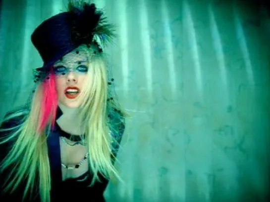 Avril Lavigne - Hot - http://vk.com/rokoboz (985)