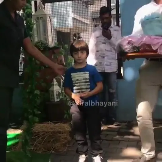 Подтвержденный #abramkhan arrives for baby #mishakapoor birthday