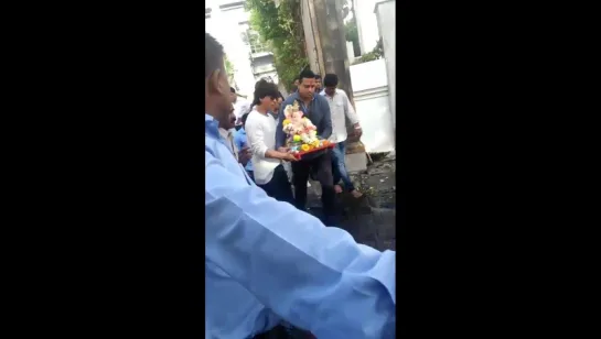 SRK & family on his Ganpati visarjan going from his home Mannat