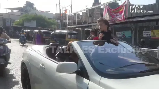 Shahrukh Khan's CUTE Son AbRam Enjoying Open Car Ride On Mumbai Roads