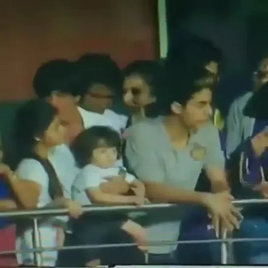 Shah Rukh Khan happy and kissed his children