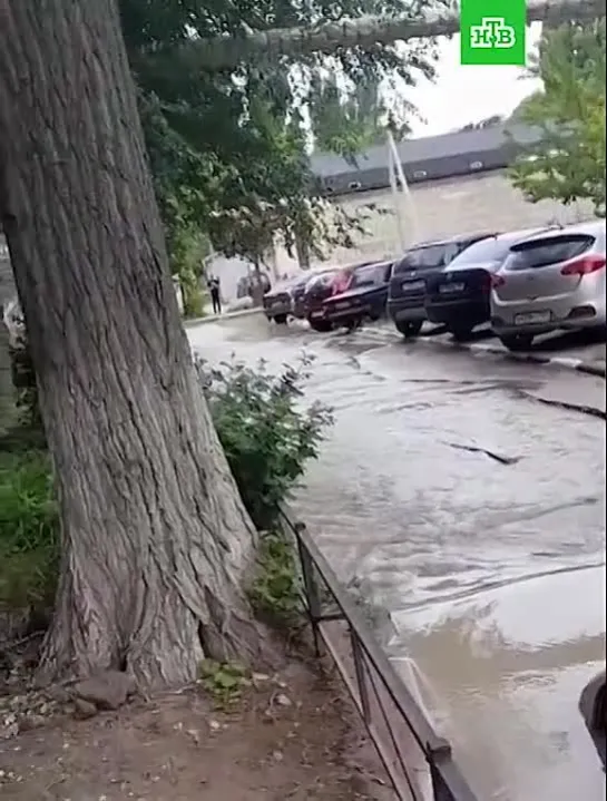 Автомобиль провалился в яму с водой в Саратове