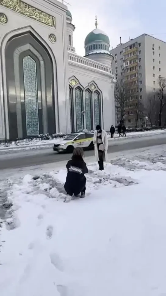 Девушка в нижнем белье на фоне мечети [NR]