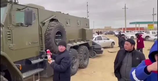 В Актау протестующие и военные мирно обедают вместе [NR]