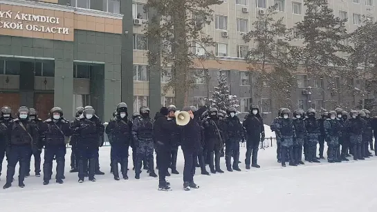 Полицейские в Актобе заявили, что не будут применять силу к протестующим [NR]