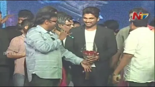 Allu Arjun Romantic Tight Hug to Anushka At Rudramadevi Audio Launch Warangal