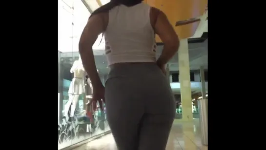 Jynx Maze Caminando por el centro comercial..