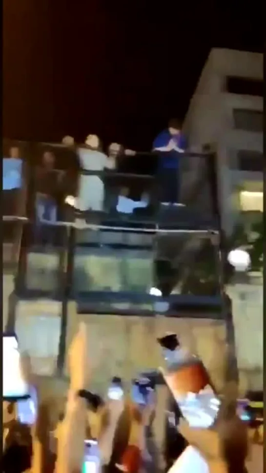 Video-2 @iamsrk greeting his fans from Mannat on his birthday... - Shah Rukh Khan traditio