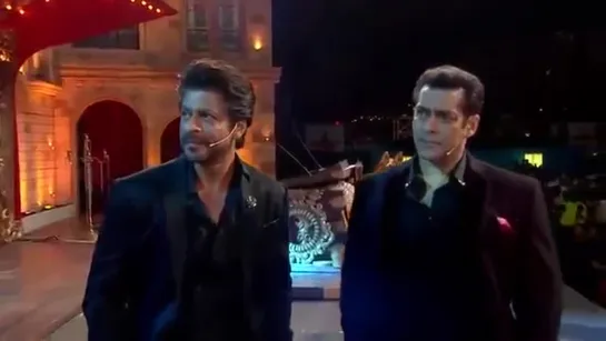 Shahrukh khan and Salman khan Crying