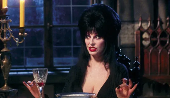 Х/Ф "Эльвира: Повелительница тьмы 2 / Elvira's Haunted Hills" (США, 2001) Продолжение знаменитой комедии.