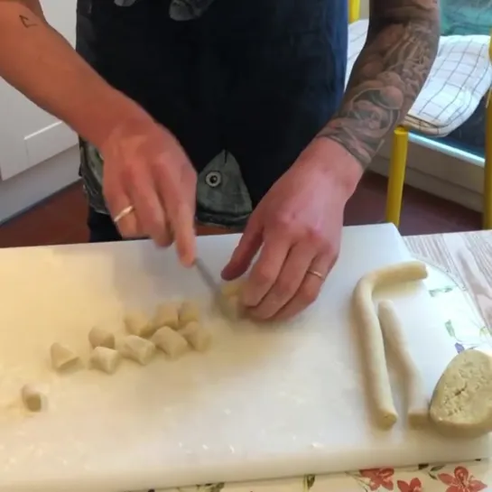 Tuesday #stayhome cooking tip...how to roll #gnocchi