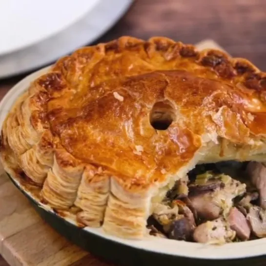 Leftover turkey and ham pie... yes please !! Recipe in stories.