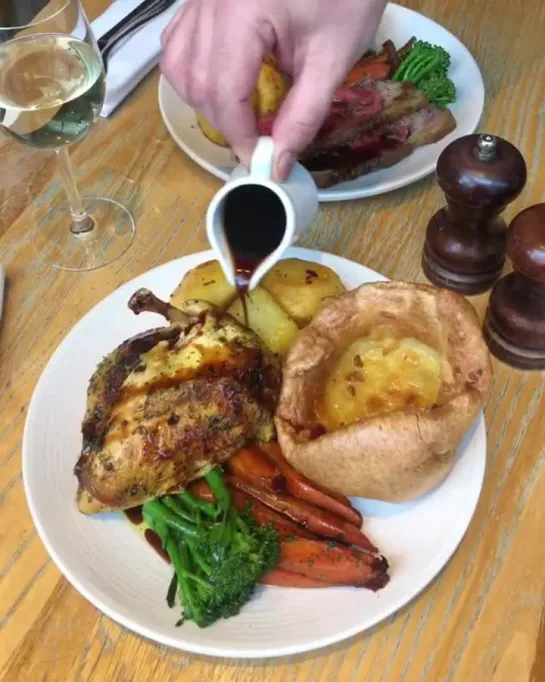 @breadstkitchen's Sunday roasts are sure to steal your mums crown !