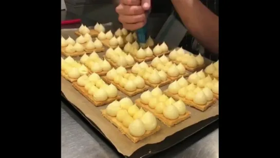 Stunning vanilla, lemon and raspberry mille feuille in the making at @savoygrill !