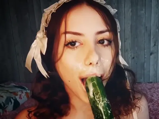 Сосёт огурец на камеру🥒 ASMR LICKING SWEET CUCUMBER _ SUCKING CUCUMBER 🥒