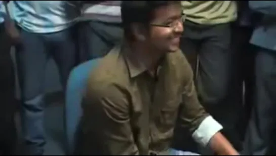 Ilayathalapathy Vijay singing. Amazing