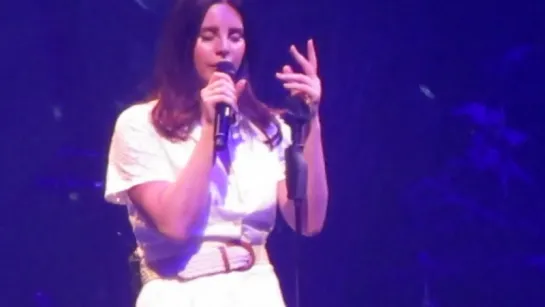 Lana Del Rey – Old Money (Live @ «LA To The Moon Tour»: «Palacio Vistalegre»)