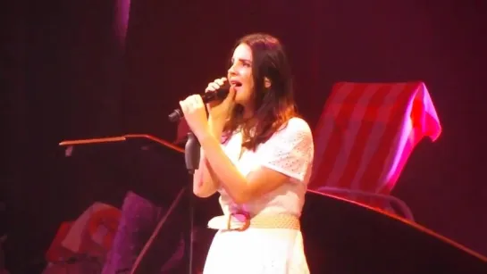 Lana Del Rey – Off To The Races (Live @ «LA To The Moon Tour»: «Palacio Vistalegre»)