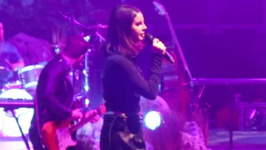 Lana Del Rey – Blue Jeans (Live @ «LA To The Moon Tour»: «Wells Fargo Center»)