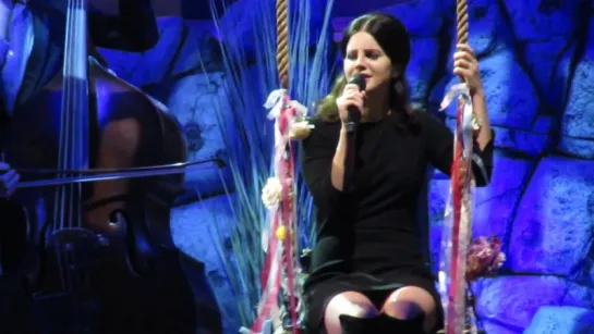 Lana Del Rey – Video Games (Live @ «LA To The Moon Tour»: «TD Garden»)