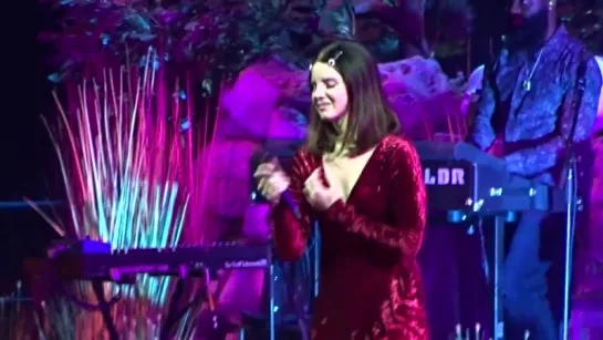 Lana Del Rey – Blue Jeans (Live @ «LA To The Moon Tour»: «Pepsi Center»)