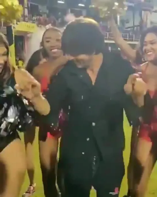 The best victory dance by  @iamsrk . Like if you love the actor's moves  @TKRiders