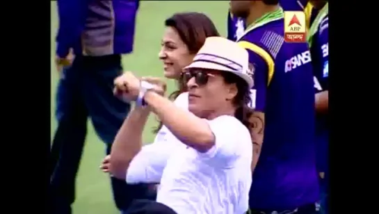 KKR owner Shahrukh in a festive mood in Eden, Mamata watches (2014)