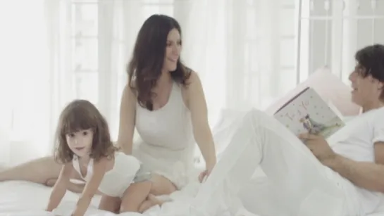 Laura Pausini - A Ella Le Debo Mi Amor (Official Music Video) New