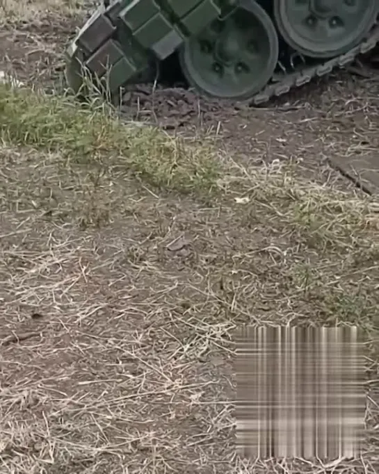 В чистом поле укрофашисты танком наехали на свой же броневик. ПОВСЕДНЕВНОСТЬ ДОНБАССА