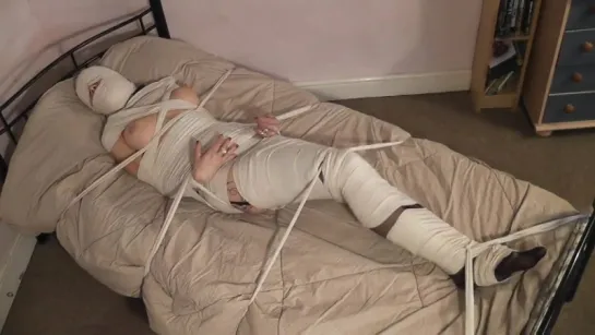 Lavinia mummified (Bondagechronicles)