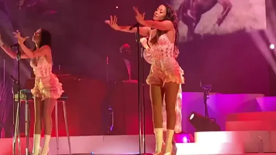 Lana Del Rey – Off To The Races (Live @ «Rogers Arena»)