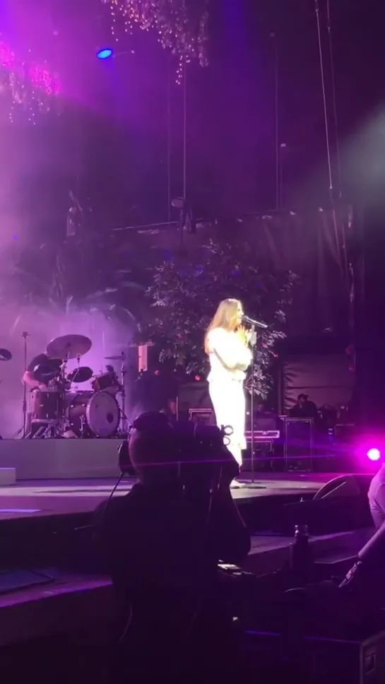 Lana Del Rey – Young & Beautiful (Live @ «Northwell Health at Jones Beach Theater»)