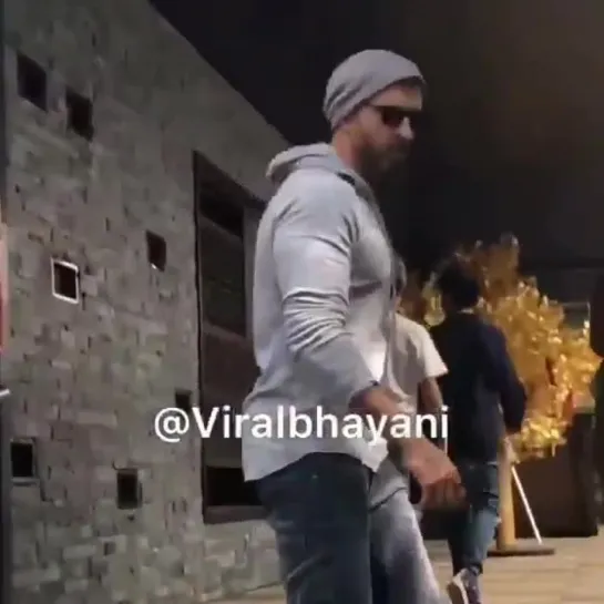 HrithikRoshan snapped with kids today - HrithikRoshan con i bambini oggi - Video credit @viralbhayani77