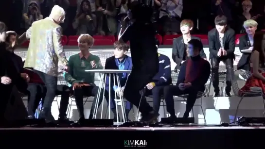 [FANCAM] 151202 MAMA exo kai focus when seungri sat on sehuns legs