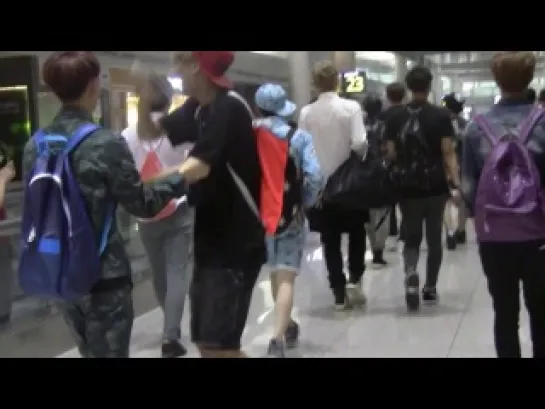 [FANCAM] 130824 EXO Kaisoo moment @ Incheon Airport