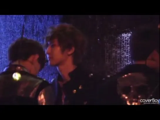 [FANCAM] 120613 DO fixed Chanyeol's mic and EXO-K dancing "oh yeah" of MBLAQ